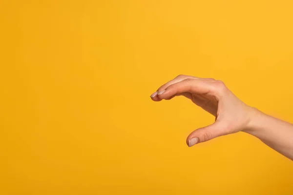 Vista Recortada Mujer Mostrando Gesto Lenguaje Señas Aislado Amarillo — Foto de Stock