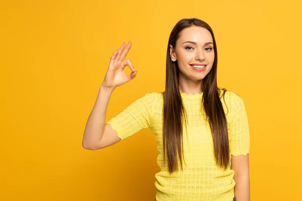 Sorrindo Mulher Mostrando Gesto Fundo Amarelo — Fotografia de Stock