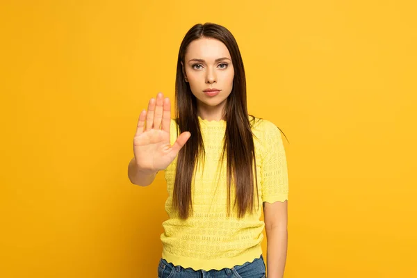 Attraktives Mädchen Zeigt Stop Geste Während Die Kamera Auf Gelbem — Stockfoto