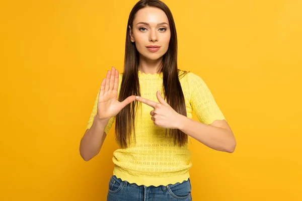 Muchacha Atractiva Usando Signo Lenguaje Sordo Mudo Sobre Fondo Amarillo — Foto de Stock