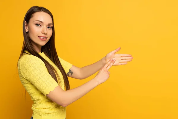 Vista Laterale Della Donna Sorridente Usando Linguaggio Dei Segni Sfondo — Foto Stock