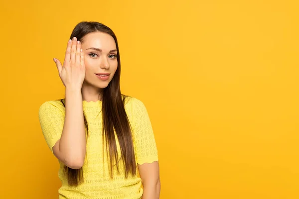 Young Woman Looking Camera While Using Sign Language Yellow Background — Stock Photo, Image