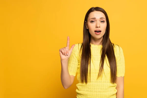 Bestaand Meisje Wijzend Met Vinger Kijkend Naar Camera Gele Achtergrond — Stockfoto