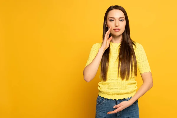 Belle Femme Utilisant Langage Des Signes Sur Fond Jaune — Photo