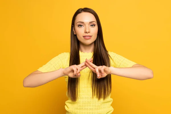 Jeune Femme Montrant Geste Langage Gestuel Caméra Sur Fond Jaune — Photo