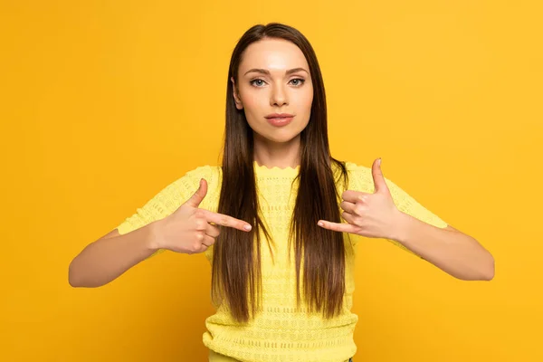 Aantrekkelijk Meisje Gebaren Tijdens Het Gebruik Van Gebarentaal Gele Achtergrond — Stockfoto