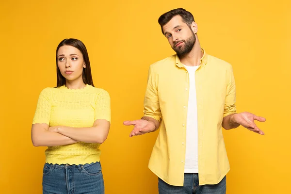 Uomo Confuso Piedi Vicino Fidanzata Sferica Sfondo Giallo — Foto Stock