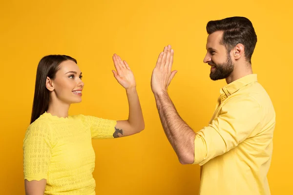 Young Smiling Couple High Five Yellow Background — Stock Photo, Image