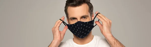 Tiro Panorâmico Homem Usando Máscara Segurança Isolado Cinza — Fotografia de Stock