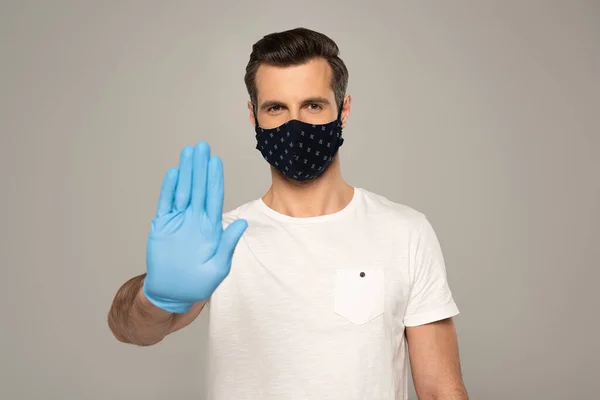 Man Met Veiligheidsmasker Latex Handschoen Met Stop Gebaar Geïsoleerd Grijs — Stockfoto