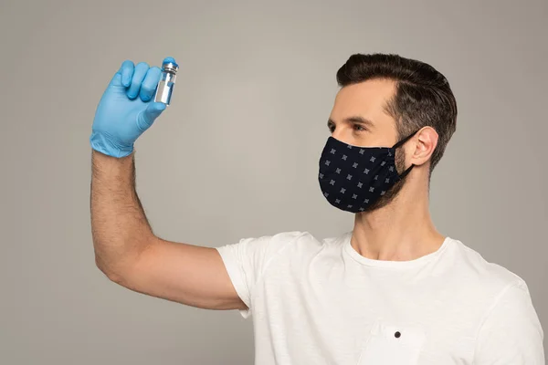 Homem Com Máscara Segurança Segurando Frasco Vacina Isolado Cinza — Fotografia de Stock
