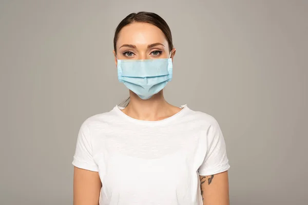 Jonge Vrouw Medisch Masker Zoek Naar Camera Geïsoleerd Grijs — Stockfoto