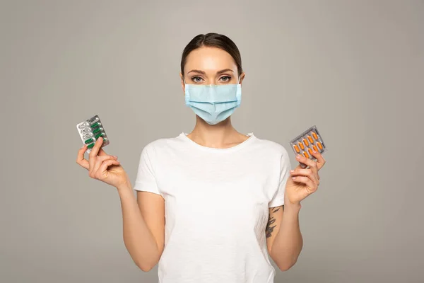 Жінка Медичній Масці Тримає Пухирі Таблетками Ізольовані Сірому — стокове фото