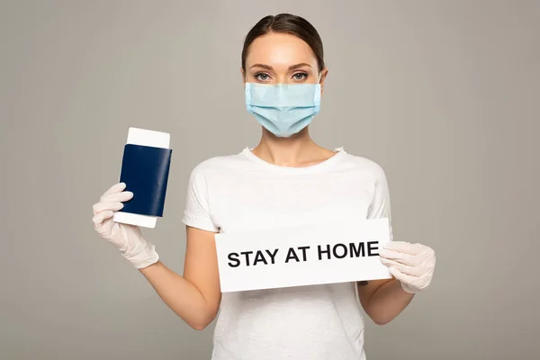 Vrouw Met Medisch Masker Het Bezit Van Paspoort Met Vliegticket — Stockfoto