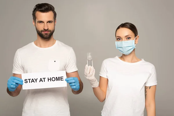 Jong Echtpaar Medisch Masker Latex Handschoenen Holding Card Met Verblijf — Stockfoto