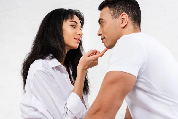 Vista Ángulo Bajo Mujer Afroamericana Sonriendo Mirando Novio Sobre Fondo —  Fotos de Stock