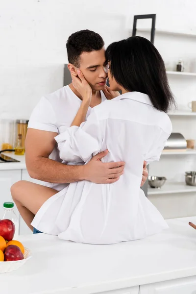 Chica Afroamericana Sentada Mesa Besándose Abrazándose Con Novio Cocina — Foto de Stock