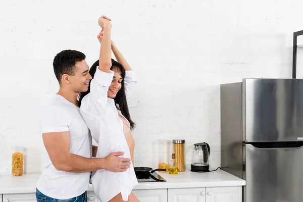 Hombre Abrazando Feliz Afroamericano Chica Con Las Manos Aire Por — Foto de Stock