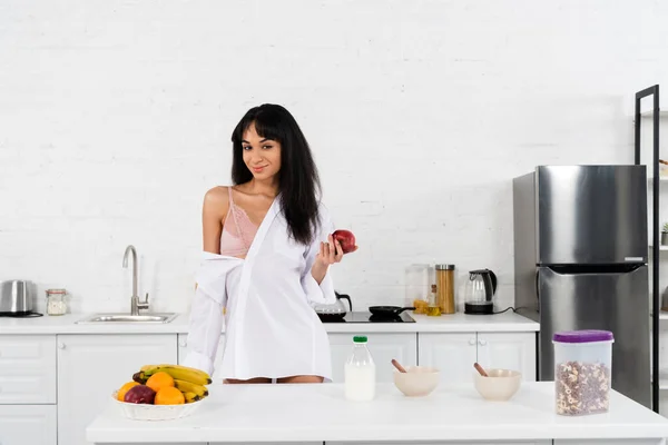 Chica Afroamericana Sosteniendo Manzana Sonriendo Cerca Mesa Cocina — Foto de Stock