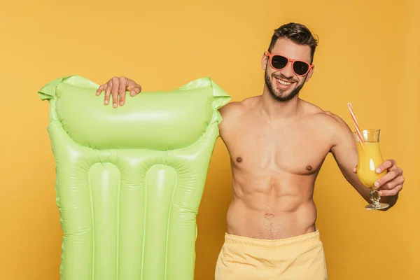 Glücklicher Mann Sonnenbrille Mit Cocktailglas Mit Frischem Orangensaft Und Aufblasbarer — Stockfoto