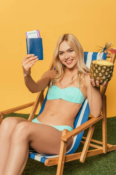Veselé Blondýny Dívka Plavkách Drží Dokumenty Polovinu Čerstvého Ananasu Zatímco — Stock fotografie