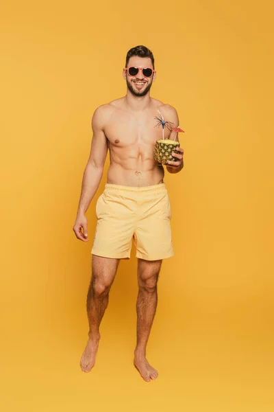 Vista Completa Hombre Sin Camisa Sonriente Gafas Sol Sosteniendo Mitad — Foto de Stock