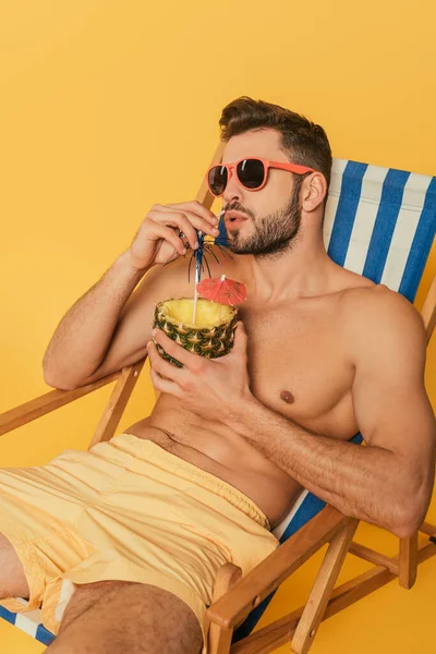 Homme Torse Dans Des Lunettes Soleil Boire Cocktail Frais Moitié — Photo
