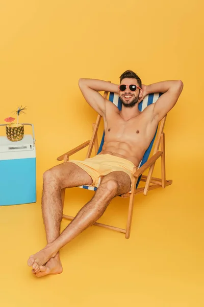 Homem Sem Camisa Sorridente Óculos Sol Descansando Cadeira Praia Perto — Fotografia de Stock