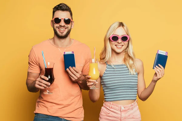 Alegre Joven Pareja Gafas Sol Celebración Cócteles Documentos Mientras Sonríe — Foto de Stock