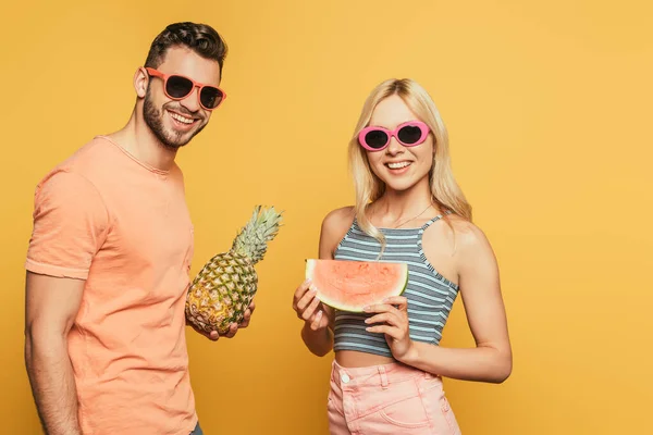 Vesel Care Ține Ananas Întreg Lângă Fată Blondă Zâmbitoare Bucată — Fotografie, imagine de stoc