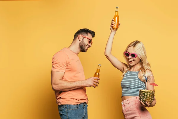 Alegre Pareja Joven Gafas Sol Celebración Cóctel Piña Botellas Cerveza — Foto de Stock