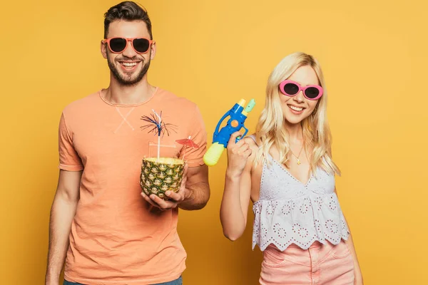 Hombre Feliz Con Cóctel Piña Alegre Chica Rubia Con Pistola — Foto de Stock