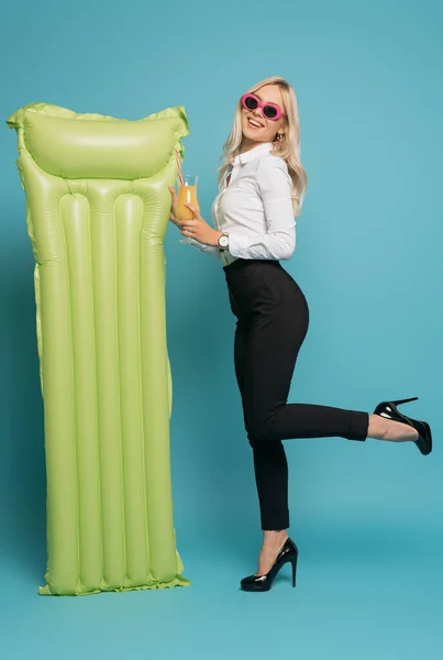 Full Length View Happy Businesswoman Sunglasses Holding Orange Juice Inflatable — Stock Photo, Image