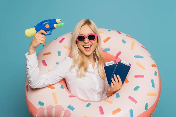 Alegre Mujer Negocios Gafas Sol Anillo Natación Celebración Pasaportes Billetes — Foto de Stock