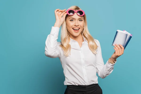 Feliz Mujer Negocios Tocando Gafas Sol Mientras Sostiene Pasaportes Billetes —  Fotos de Stock