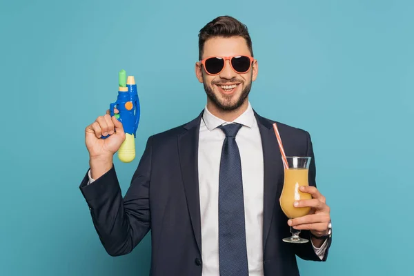 Gelukkig Zakenman Holding Cocktail Glas Met Sinaasappelsap Water Pistool Blauwe — Stockfoto