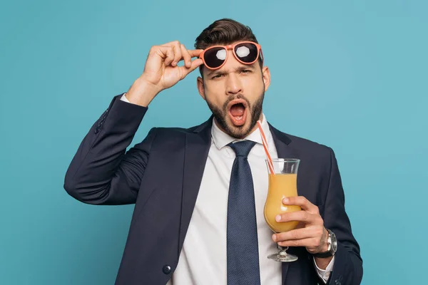 Sorprendido Hombre Negocios Con Boca Abierta Tocando Gafas Sol Mientras — Foto de Stock