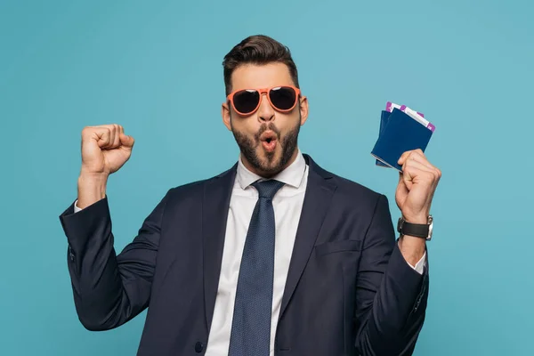 Aufgeregter Geschäftsmann Mit Sonnenbrille Zeigt Siegergeste Während Pässe Und Flugtickets — Stockfoto