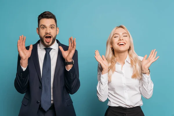 Empresário Animado Mulher Negócios Mostrando Gestos Wow Fundo Azul — Fotografia de Stock