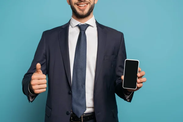 Przycięty Widok Uśmiechniętego Biznesmena Pokazującego Kciuk Górę Trzymając Smartfona Pustym — Zdjęcie stockowe