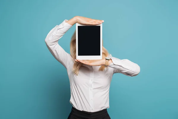 Mujer Negocios Blusa Blanca Que Oscurece Cara Con Tableta Digital —  Fotos de Stock