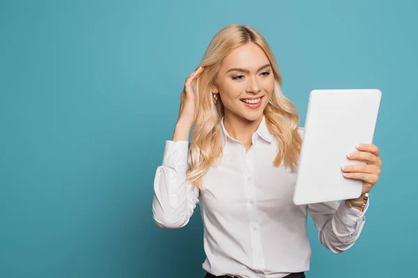 Atrakcyjna Blondynka Bizneswoman Dotykając Włosów Uśmiechając Się Przy Użyciu Tabletu — Zdjęcie stockowe