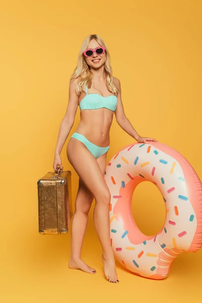 Attractive Girl Swimsuit Sunglasses Holding Swim Ring Vintage Suitcase Yellow — Stock Photo, Image