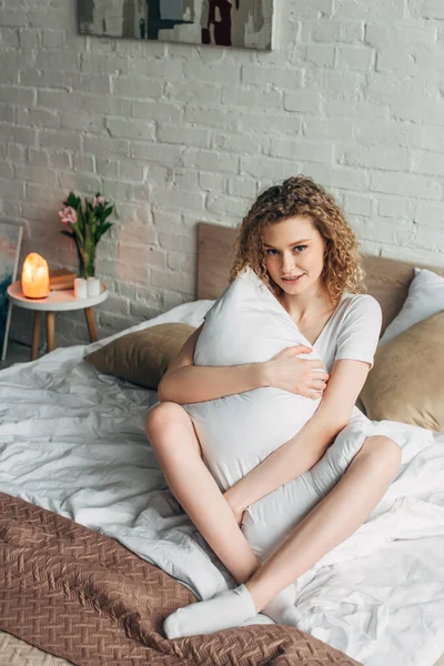 Menina Bonita Homewear Abraçando Travesseiro Cama Quarto Acolhedor Com Lâmpada — Fotografia de Stock