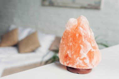 Himalaya tuz lambasının yatak odasındaki seçici odağı 