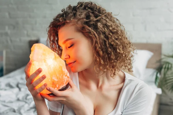 Attraktive Verträumte Mädchen Mit Geschlossenen Augen Mit Himalaya Salzlampe Schlafzimmer — Stockfoto