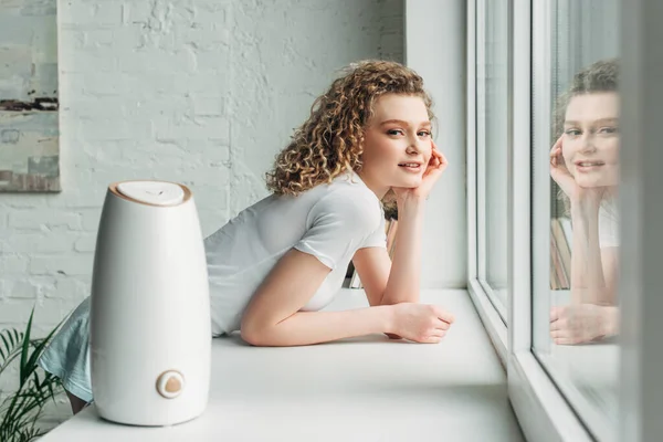 Smiling Girl Ultrasonic Air Purifier Windowsill — Stock Photo, Image