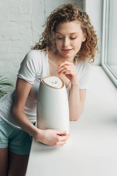 Belle Fille Heureuse Avec Humidificateur Air Sur Rebord Fenêtre — Photo