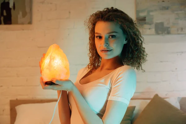 Beautiful Curly Girl Holding Himalayan Salt Lamp Bedroom Evening — Stock Photo, Image