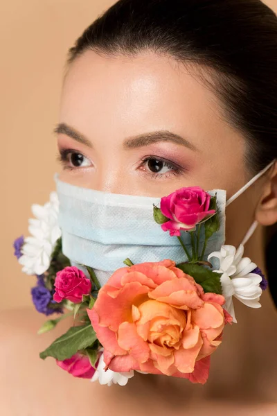 Atrakcyjna Młody Azji Kobieta Kwiatowy Twarz Maska Izolowane Beżowy — Zdjęcie stockowe
